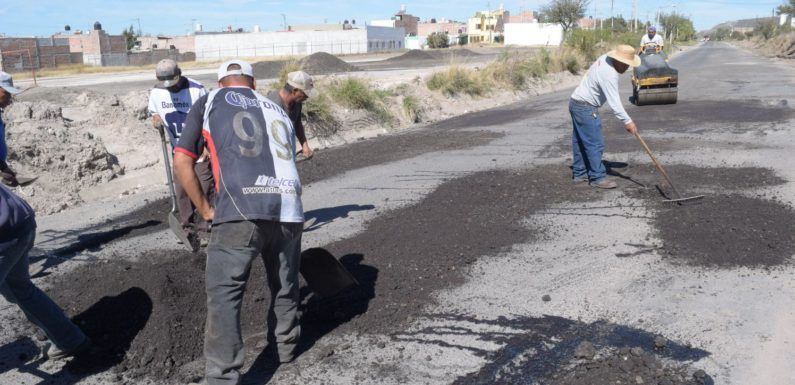 Realizan bacheo en Av. Loma de Prados