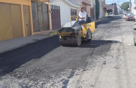Realizan bacheo en calle Madero