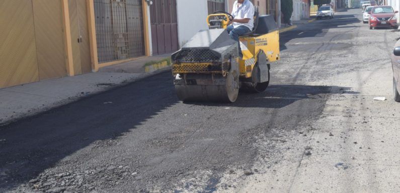 Realizan bacheo en calle Madero