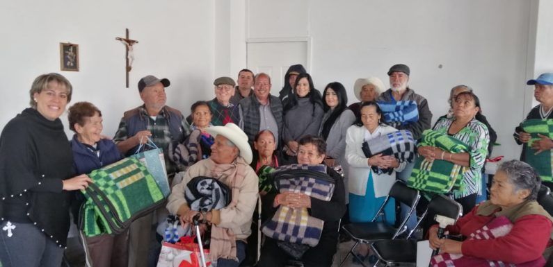 Llevan alegría a los adultos mayores de Casa Día alumnos del Emma Willard