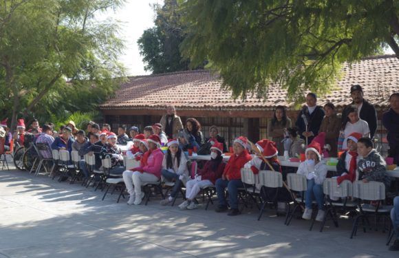 Entregan juguetes a niños de la escuela de Educación Especial