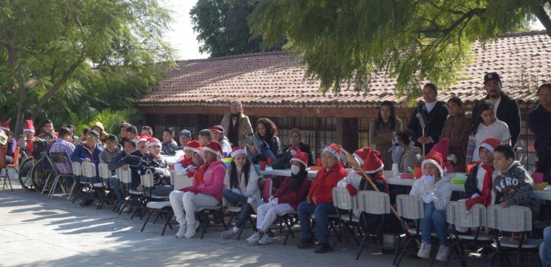 Entregan juguetes a niños de la escuela de Educación Especial
