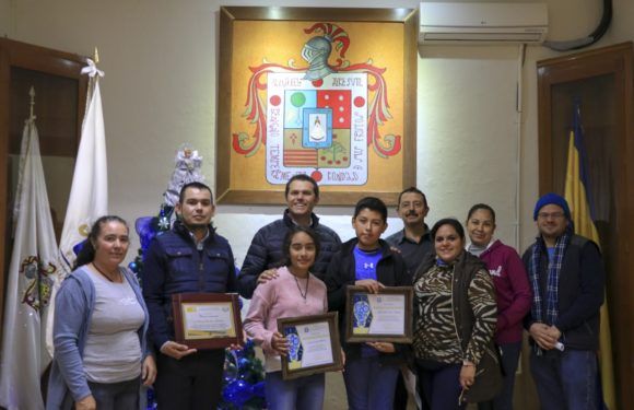 Reconoce Felipe Romo a estudiantes destacados en Olimpiada de Conocimientos