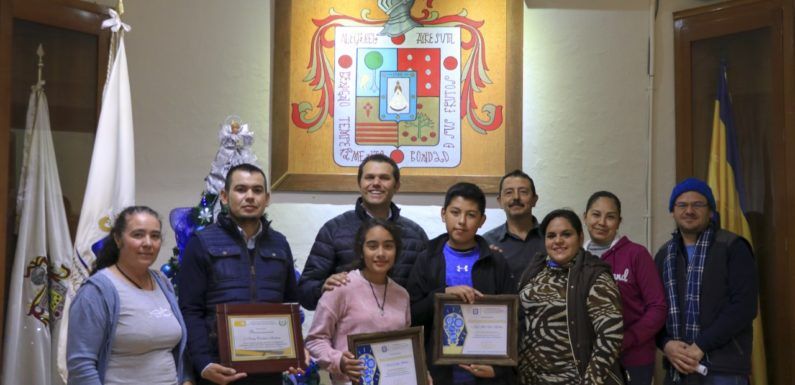 Reconoce Felipe Romo a estudiantes destacados en Olimpiada de Conocimientos