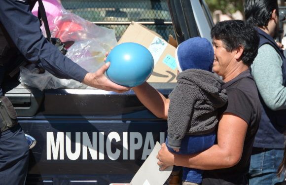 Entregan policías municipales juguetes a niños de la zona rural