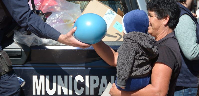 Entregan policías municipales juguetes a niños de la zona rural