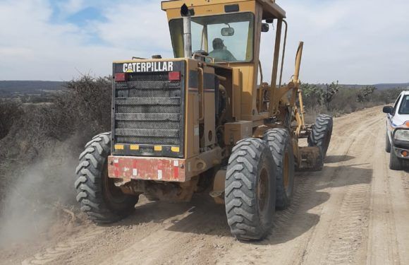 Reparan camino a Las Cruces