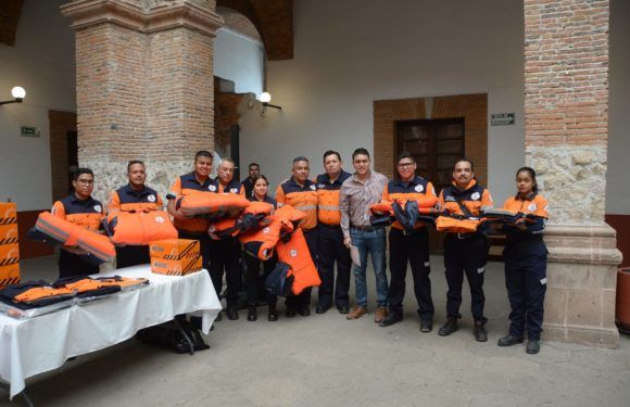 Entrega Tecutli Gómez uniformes a personal de Protección Civil