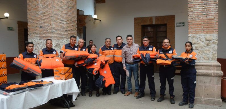 Entrega Tecutli Gómez uniformes a personal de Protección Civil