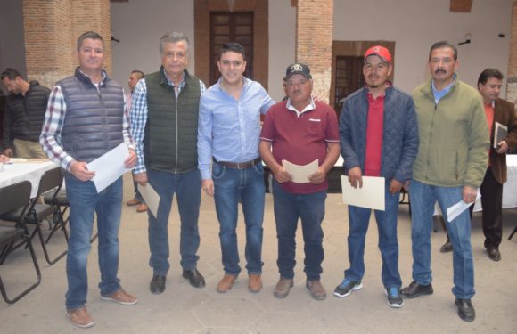Entregan apoyos a productores agrícolas y ganaderos
