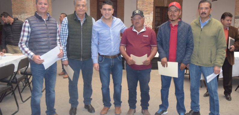 Entregan apoyos a productores agrícolas y ganaderos