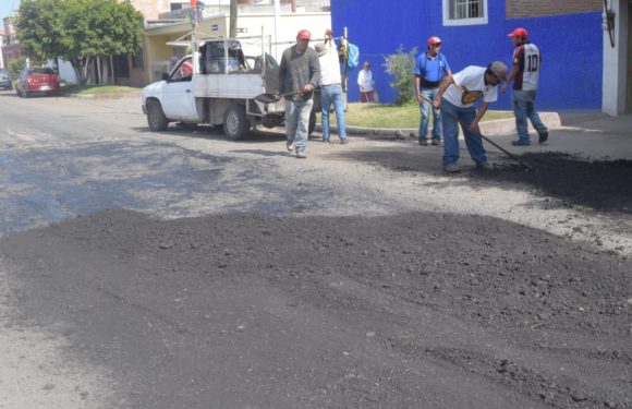 Continúan las obras de bacheo en la calle Margarito González Rubio