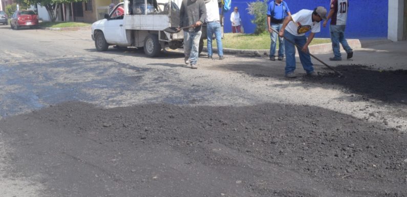 Continúan las obras de bacheo en la calle Margarito González Rubio
