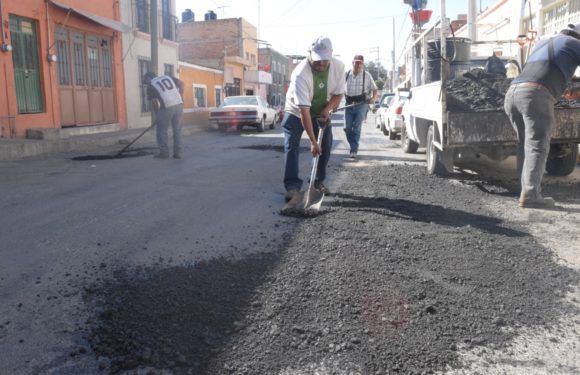 Continúan las labores de bacheo en varias calles de la ciudad