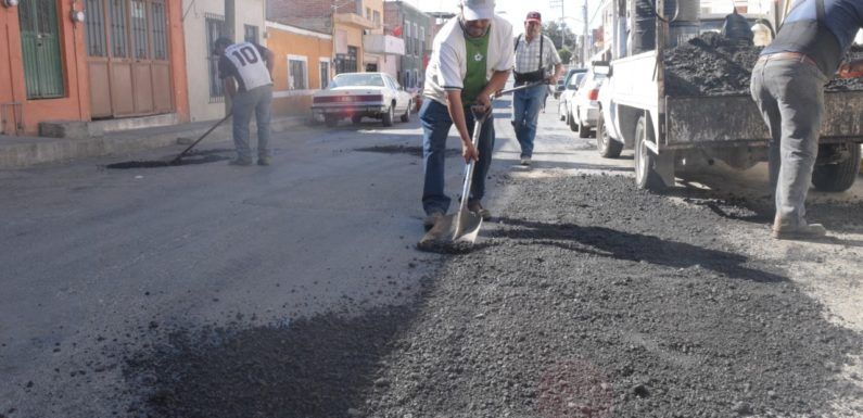 Continúan las labores de bacheo en varias calles de la ciudad
