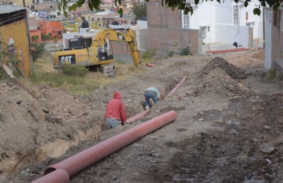 Reconstruyen la calle Custiques con empedrado ahogado en cemento