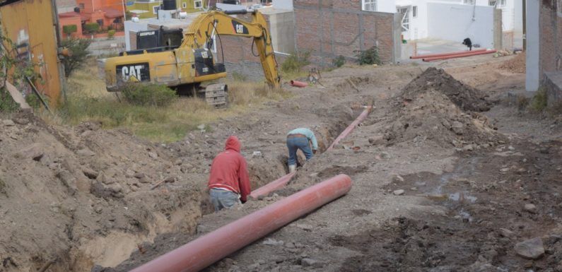Reconstruyen la calle Custiques con empedrado ahogado en cemento