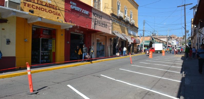 Aumentan cajones de estacionamiento en calle Constituyentes