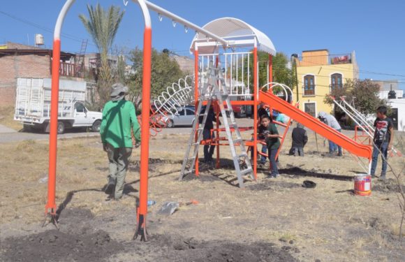 Estrenan juegos infantiles en colonia Álvarez del Castillo