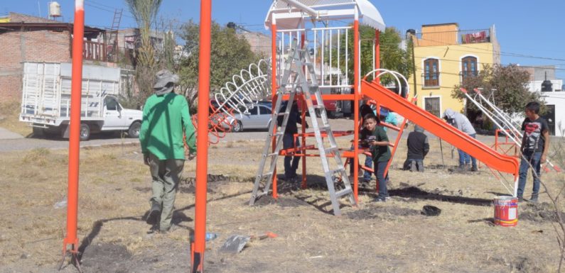 Estrenan juegos infantiles en colonia Álvarez del Castillo
