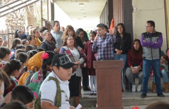 Se reune Tecutli Gómez con padres de familia de escuela Mariano Azuela