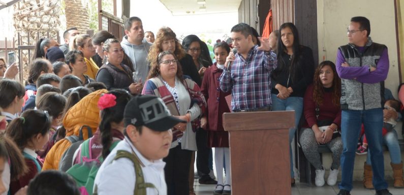 Se reune Tecutli Gómez con padres de familia de escuela Mariano Azuela