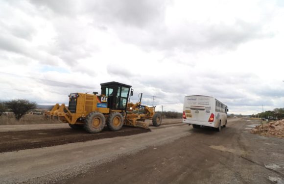 Trabaja Gobierno Municipal en el mantenimiento de la carretera Lagos – Unión