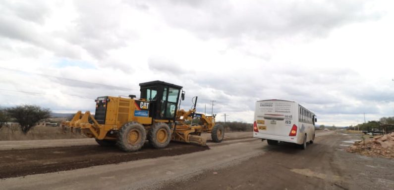 Trabaja Gobierno Municipal en el mantenimiento de la carretera Lagos – Unión