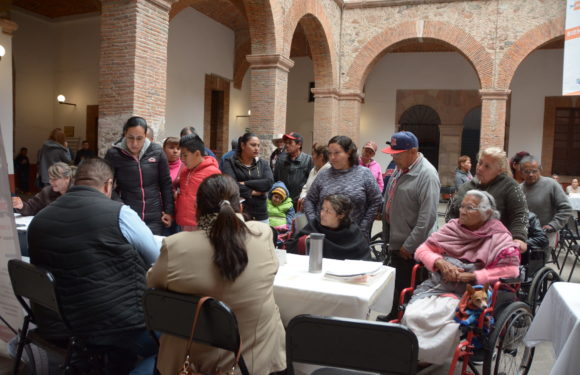 Entrega Tecutli Gómez 13 sillas de ruedas y 2 andaderas