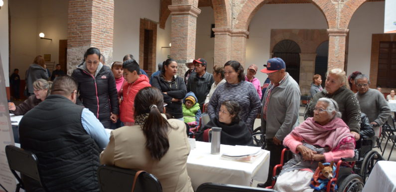 Entrega Tecutli Gómez 13 sillas de ruedas y 2 andaderas
