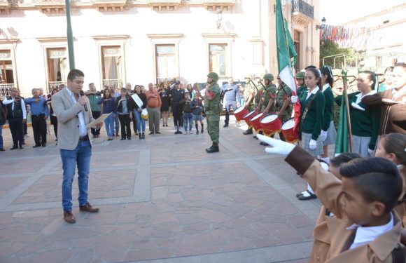 Conmemoran autoridades municipales Día de la Bandera