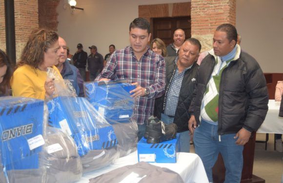 Entrega Tecutli Gómez uniformes a personal de Alumbrado Público