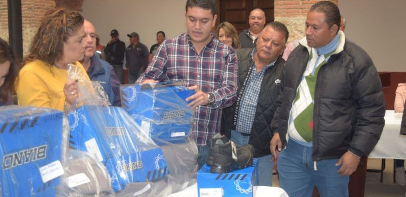 Entrega Tecutli Gómez uniformes a personal de Alumbrado Público