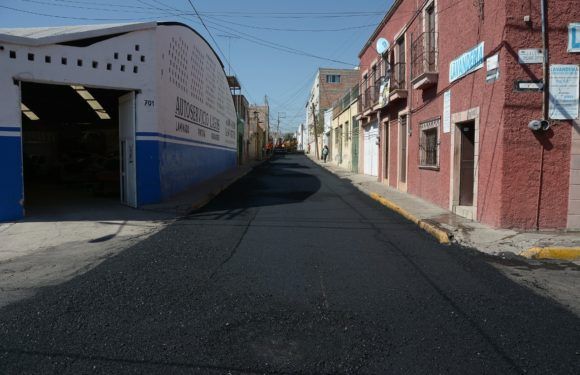 Aplican carpeta asfáltica en la calle Francisco I. Madero