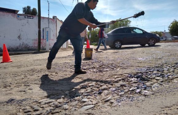 Realizan bacheo en calle 5 de Mayo