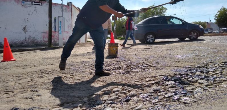 Realizan bacheo en calle 5 de Mayo
