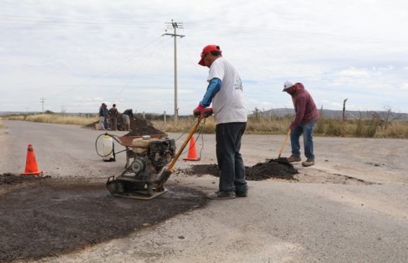Realizan labores de bacheo en comunidades
