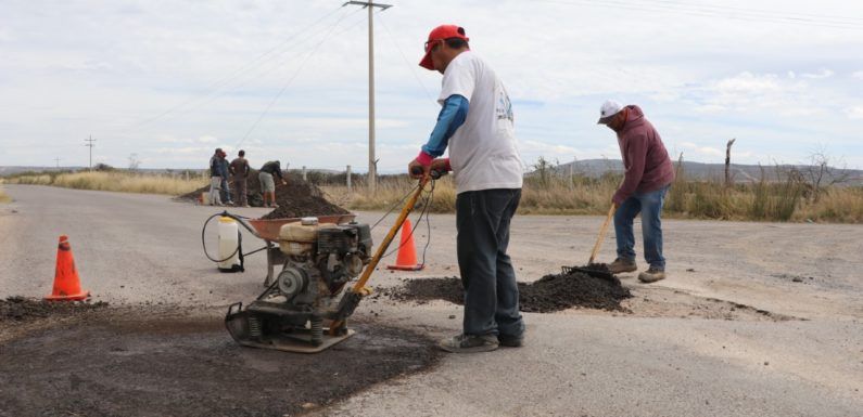 Realizan labores de bacheo en comunidades