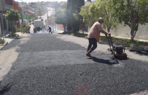 Realizan bacheo de la calle Pino en Lomas del Valle