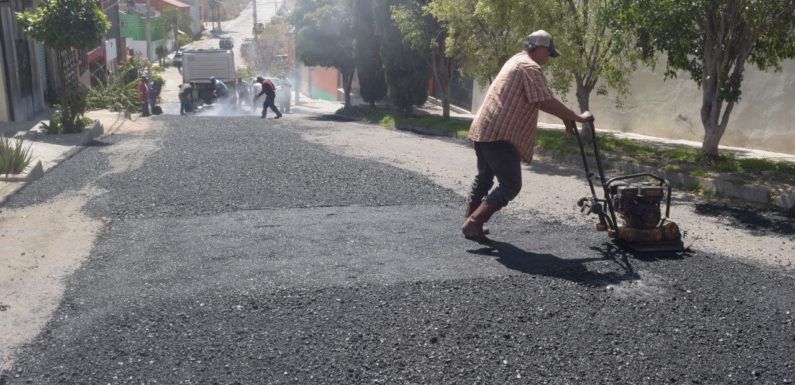Realizan bacheo de la calle Pino en Lomas del Valle