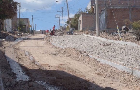 Avanzan obra de empedrado en la calle Custiques