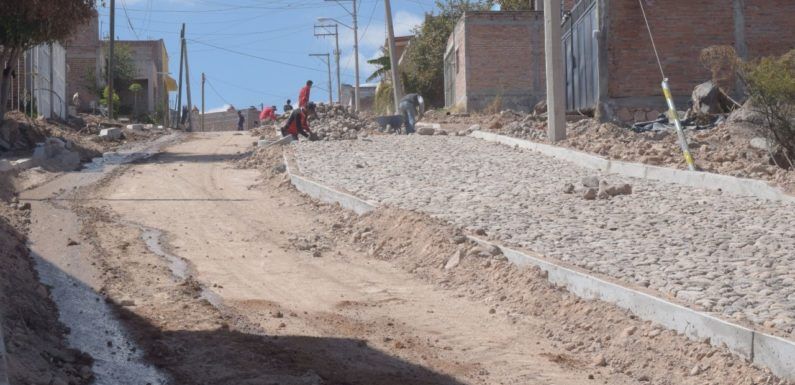 Avanzan obra de empedrado en la calle Custiques