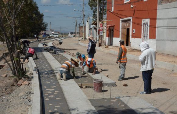 Avanzan los trabajos de pavimentación en la calle Valencia