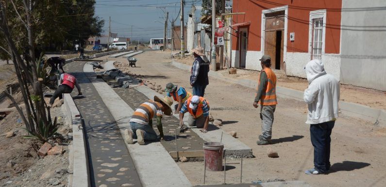 Avanzan los trabajos de pavimentación en la calle Valencia