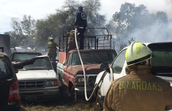 Controla Protección Civil y Bomberos incendio en Corralón Municipal