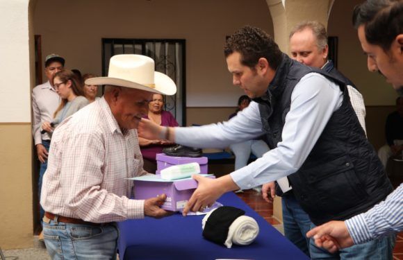 Entrega Felipe Romo apoyos del programa Jalisco te Reconoce