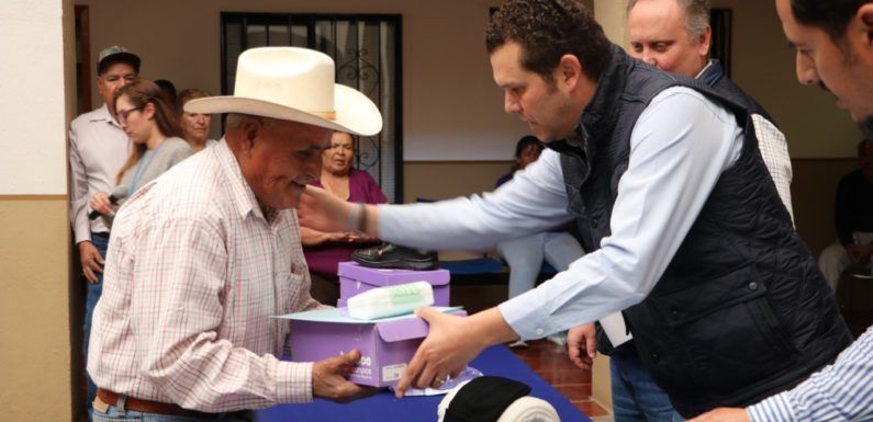 Entrega Felipe Romo apoyos del programa Jalisco te Reconoce