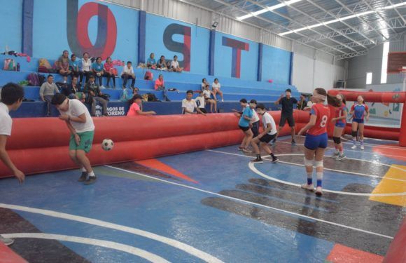 Participan jóvenes de secundaria en encuentro deportivo incluyente