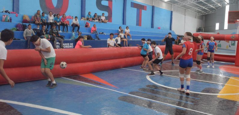 Participan jóvenes de secundaria en encuentro deportivo incluyente