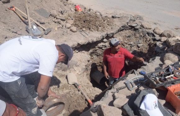 Reparan línea de agua potable dañada por maquinaria